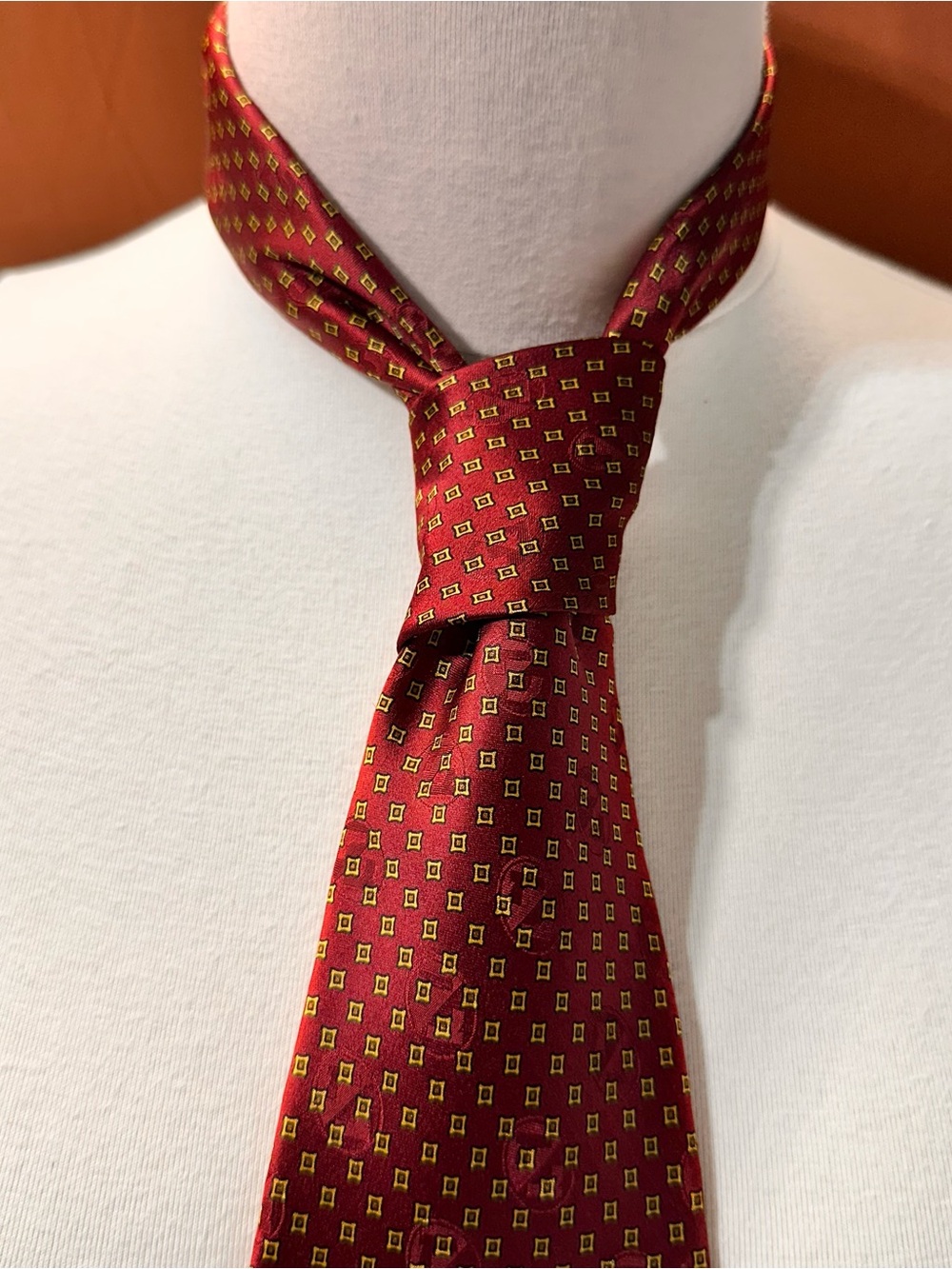 Men's Red Patterned Silk Tie - Classic Formal Accessory